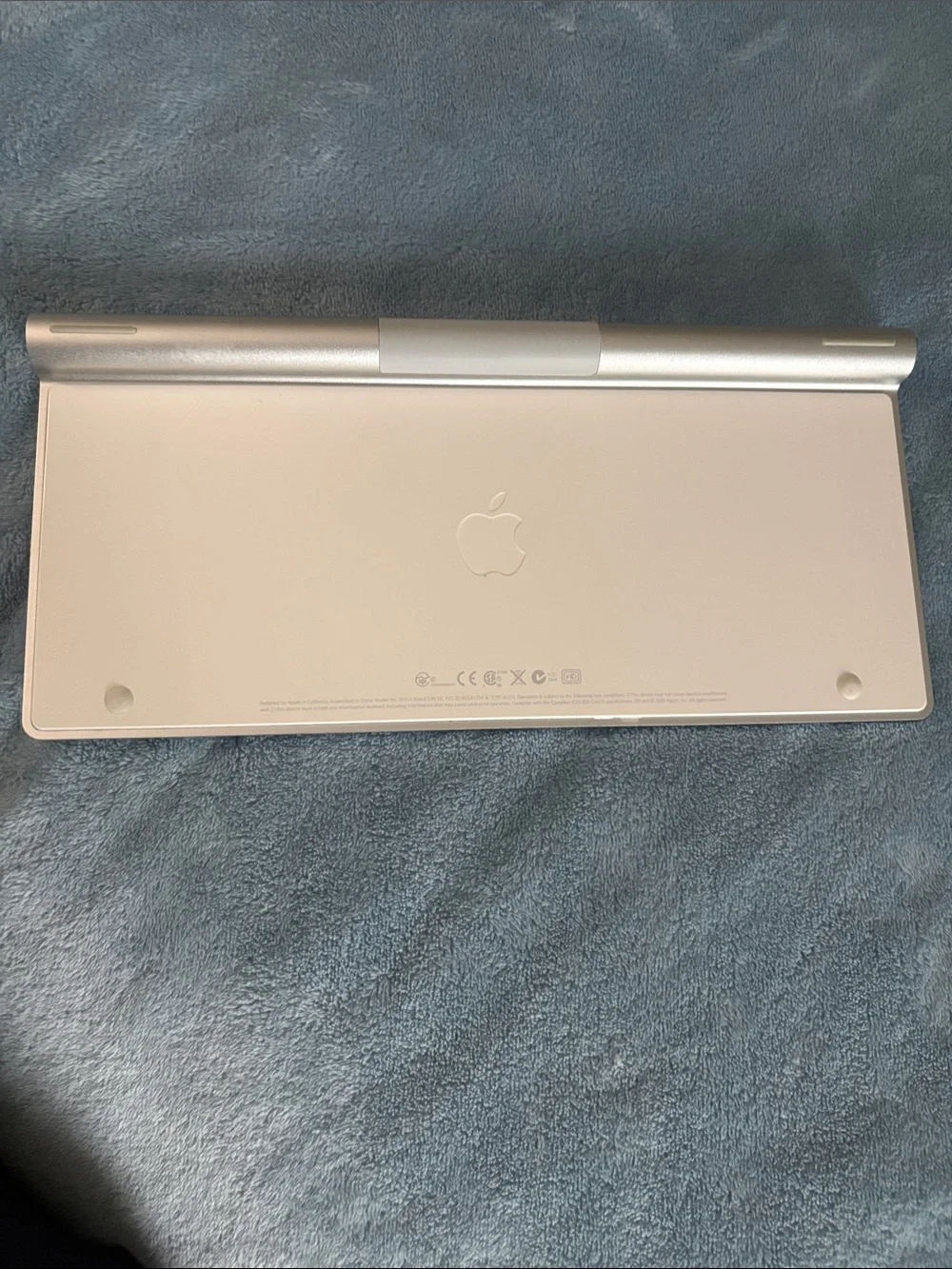 Apple White and Silver Bluetooth Wireless Keyboard – Compact Aluminum Design